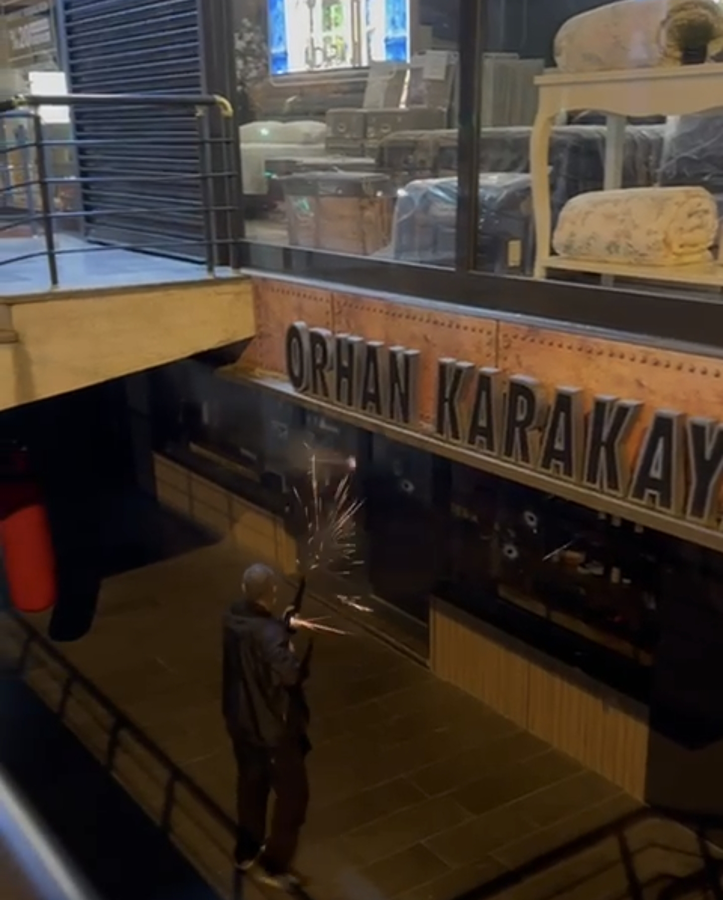 Kuaför salonuna pompalı tüfekle ateş açtı!