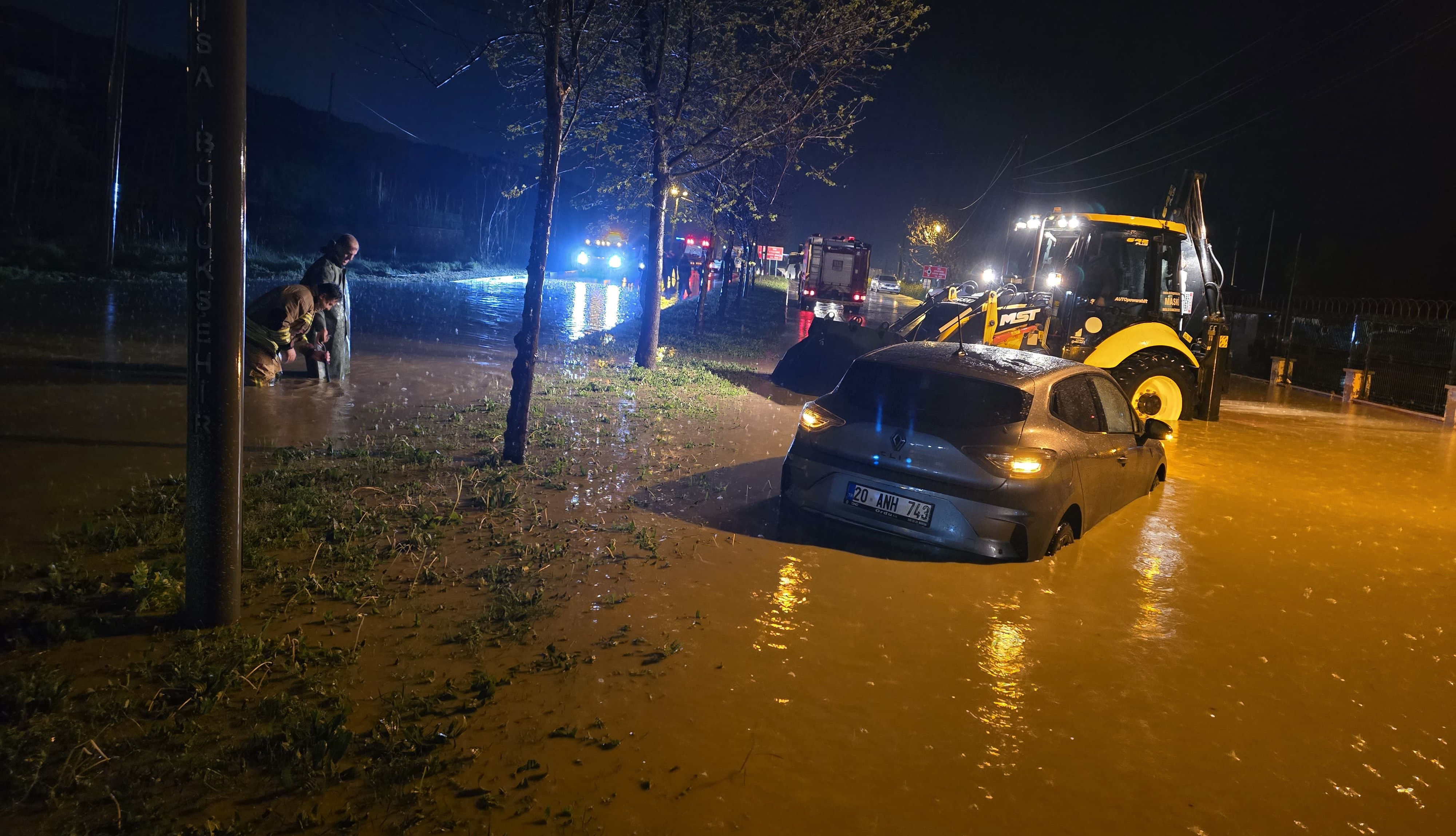 Manisa'da sağanak; araçlar yolda mahsur kaldı