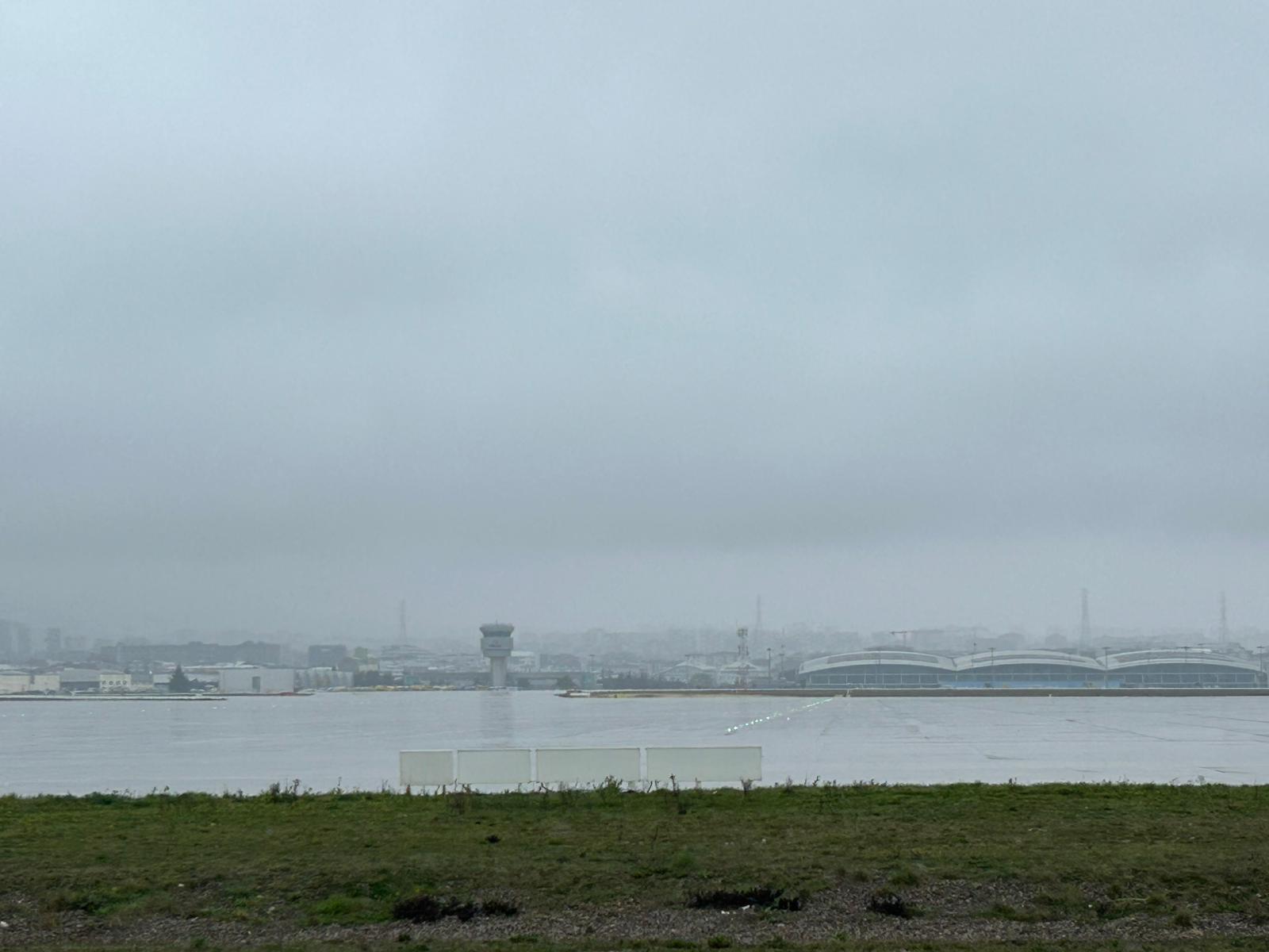 İstanbul - Sabiha Gökçen Havalimanı'nda uçuşlara yağmur engeli; 42 uçak divert etti