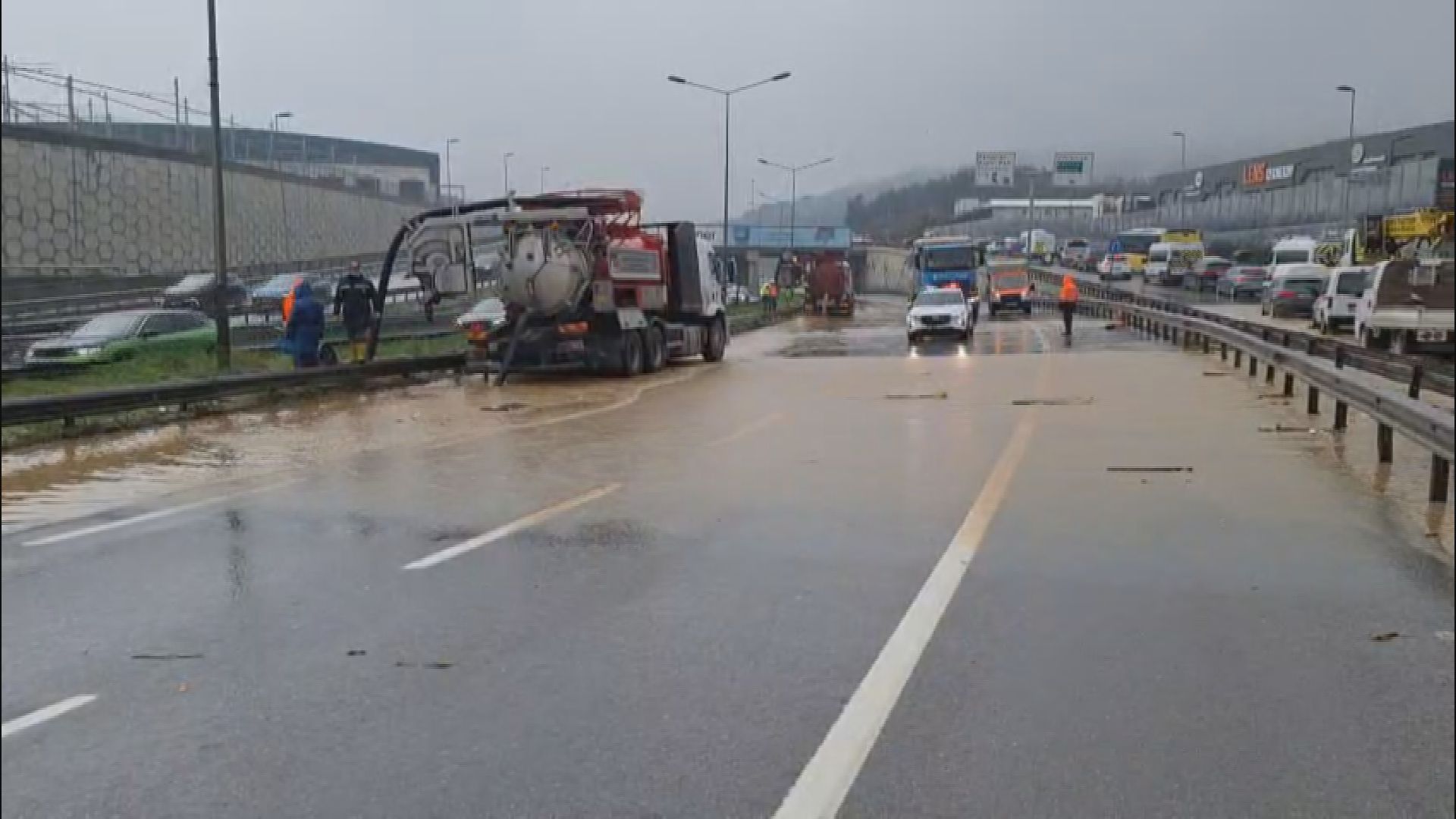 İstanbul - Çekmeköy'de dere yola taştı; Kadıköy istikameti trafiğe kapatıldı -1
