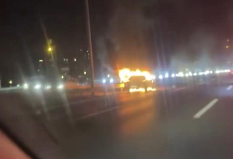 Ümraniye TEM Otoyolu'nda otomobil alev alev yandı