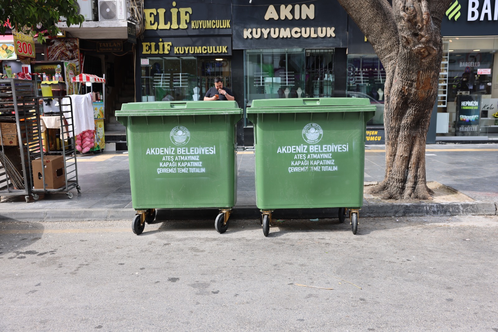 Mersin'in kent merkezinde çöp konteynerleri yenileniyor