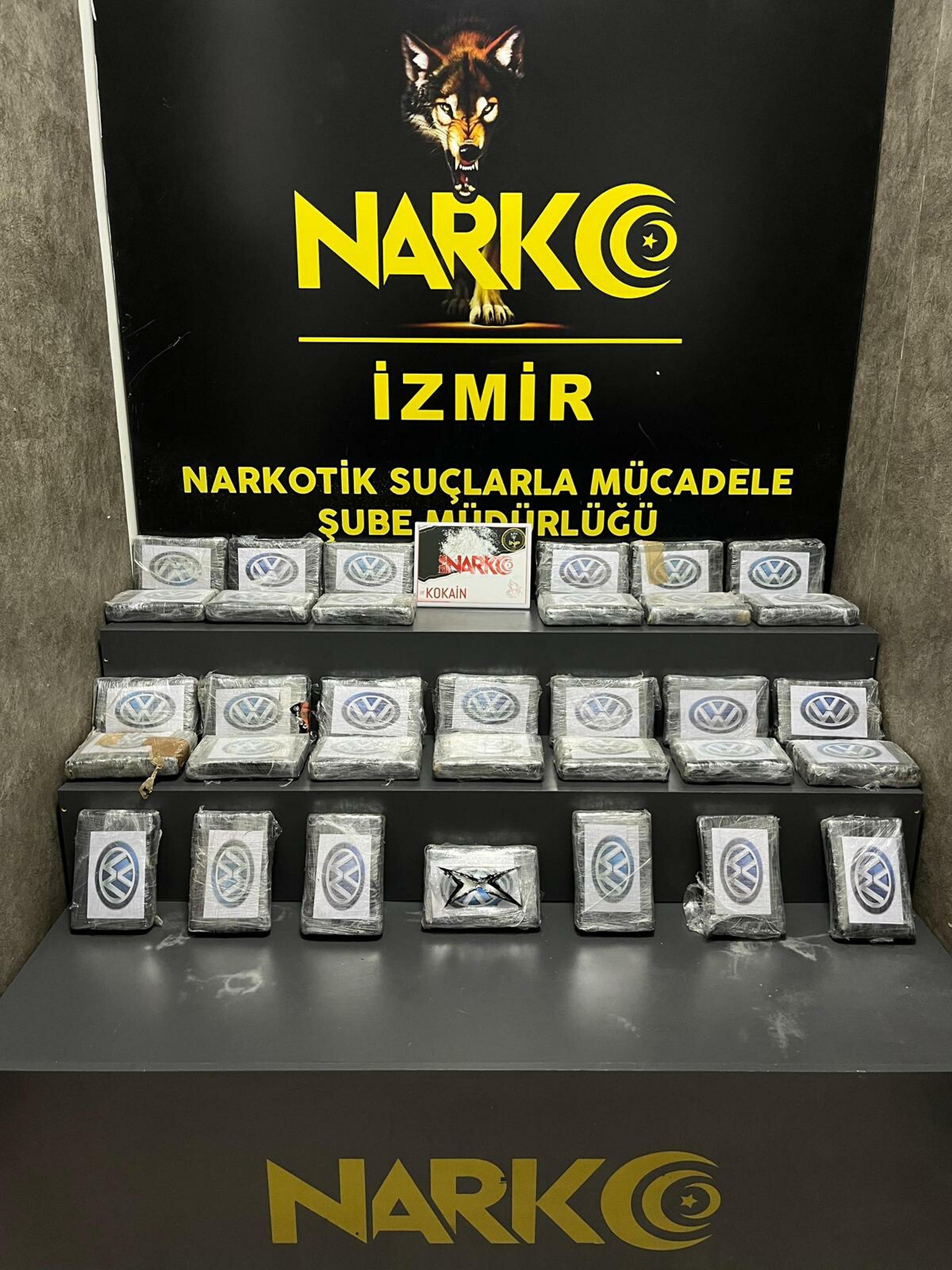 İzmir'de 39 kilo kokain, 21 kilo skunk ele geçirildi; 4 tutuklama