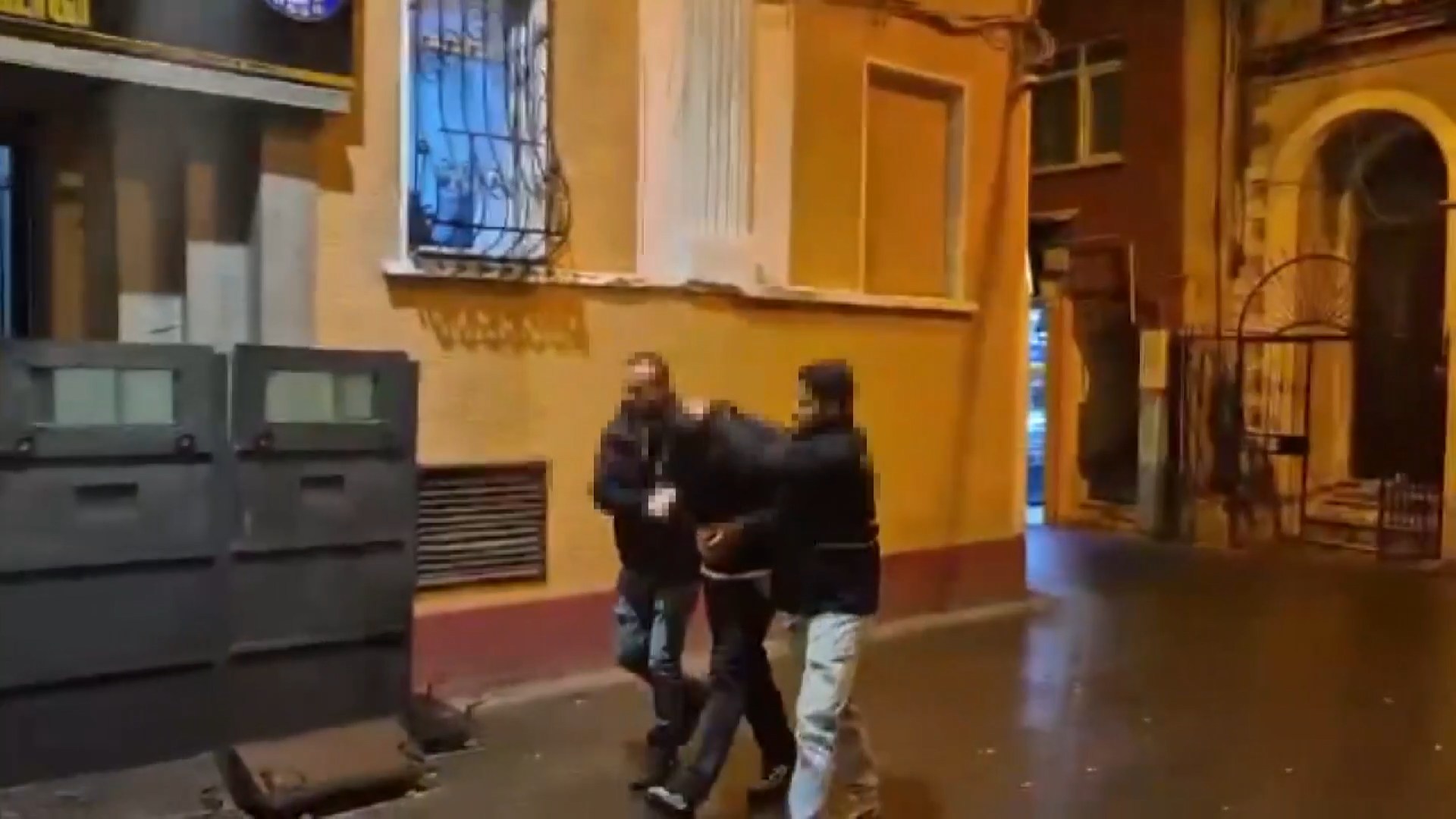 Beyoğlu'nda bankta uyuyan adamın cep telefonunu çalan yankesici suçüstü yakalandı