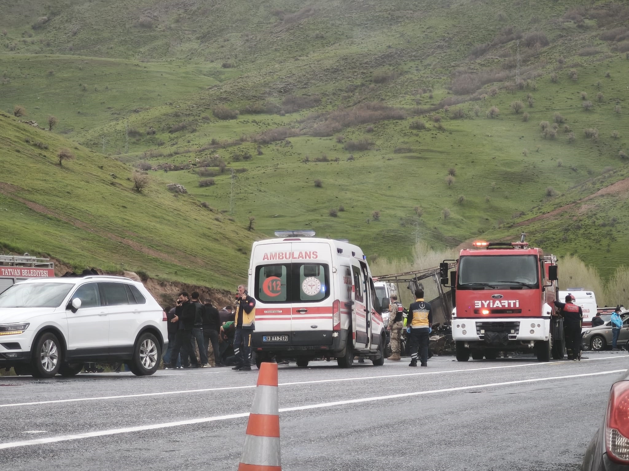 Bitlis'te kafa kafaya çarpışan 2 TIR alev aldı; 2 ölü