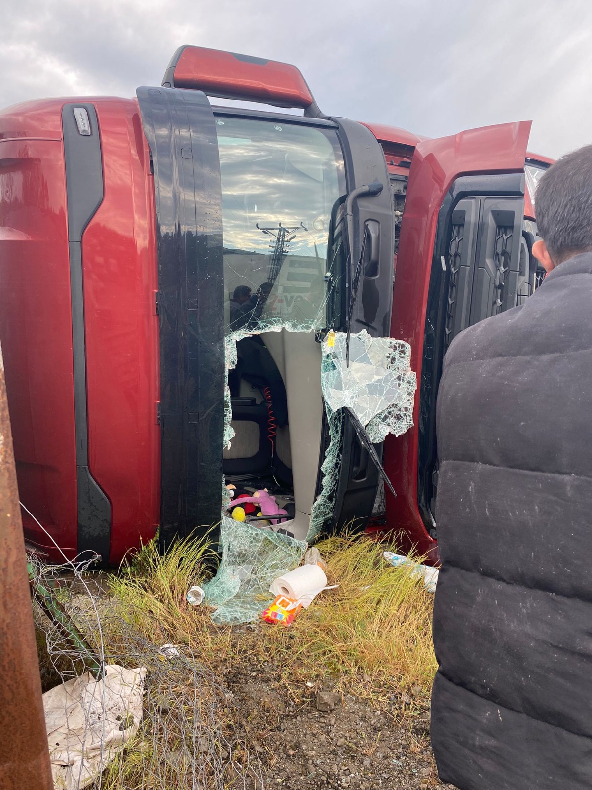 TIR, otomobille çarpıştıktan sonra devrildi: 6 yaralı