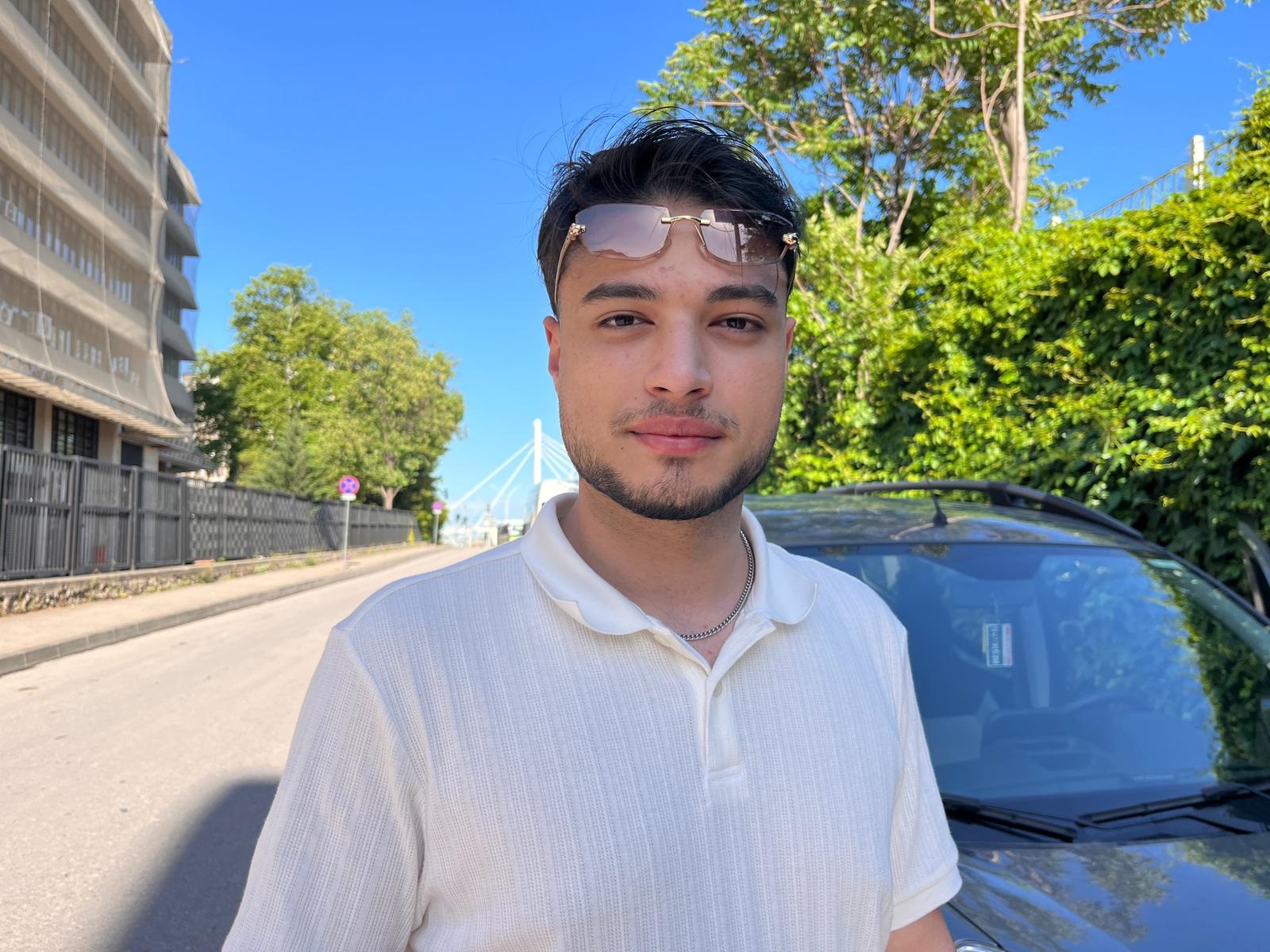 Hafif ticari aracın tamponuna sıkışan yavru kedi kurtarıldı