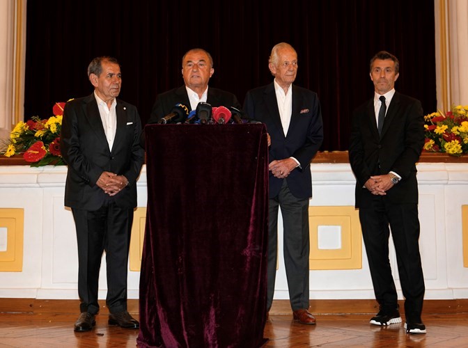 Galatasaray'ın efsaneleri UEFA Kupası zaferinin yıl dönümünde bir araya geldi
