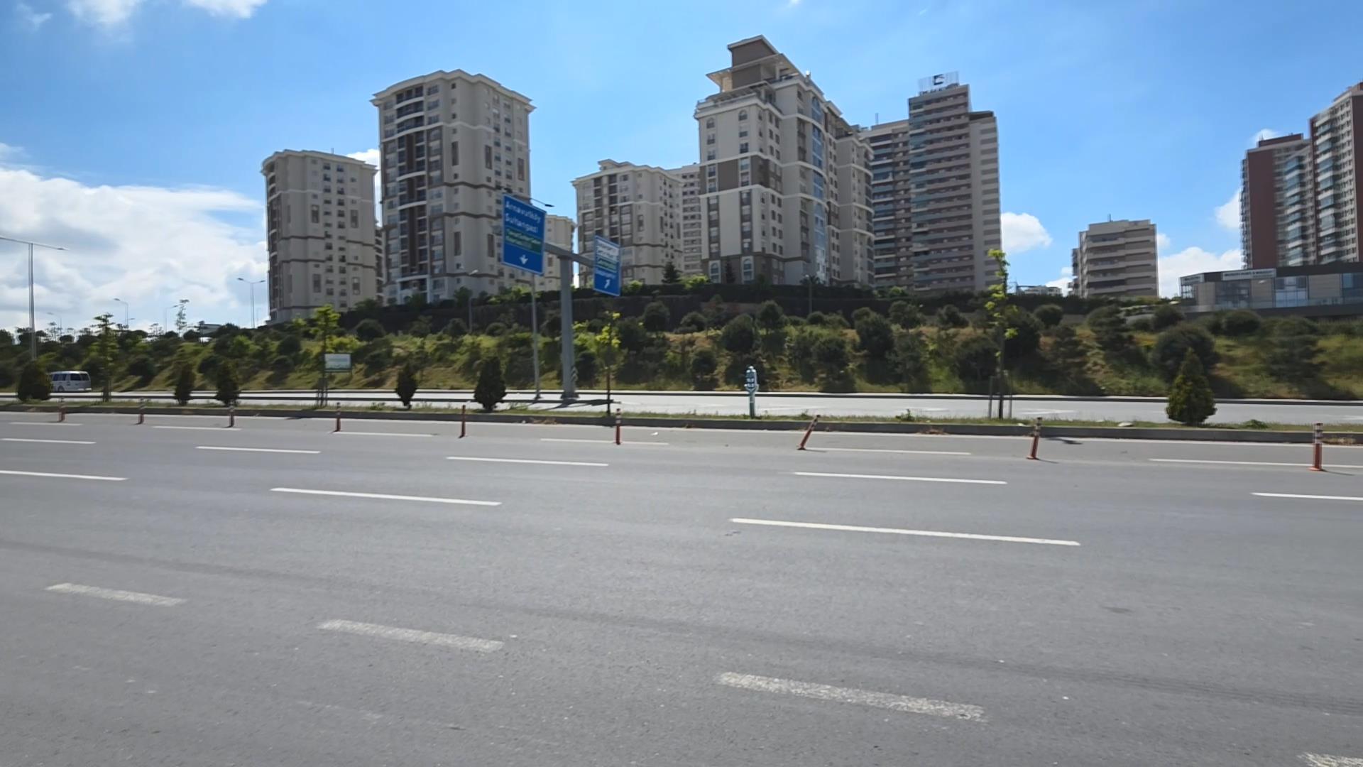 Başakşehir'de hafif ticari aracın çarptığı kadın yaralandı