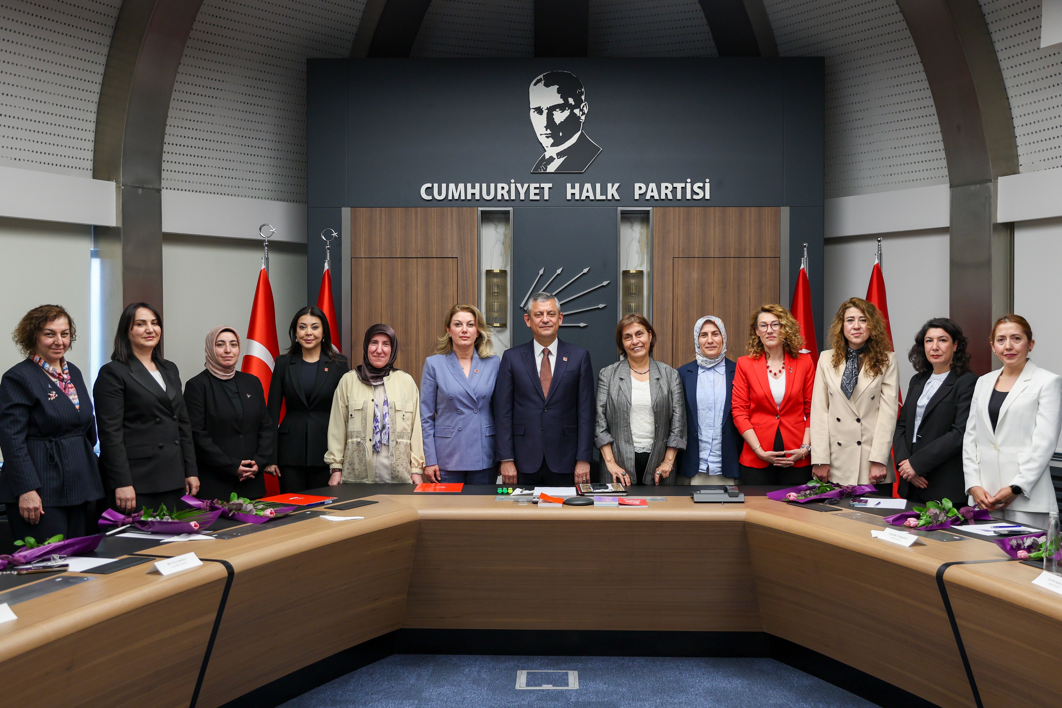 Özgür Özel, bazı siyasi partilerin kadın yöneticileriyle görüştü