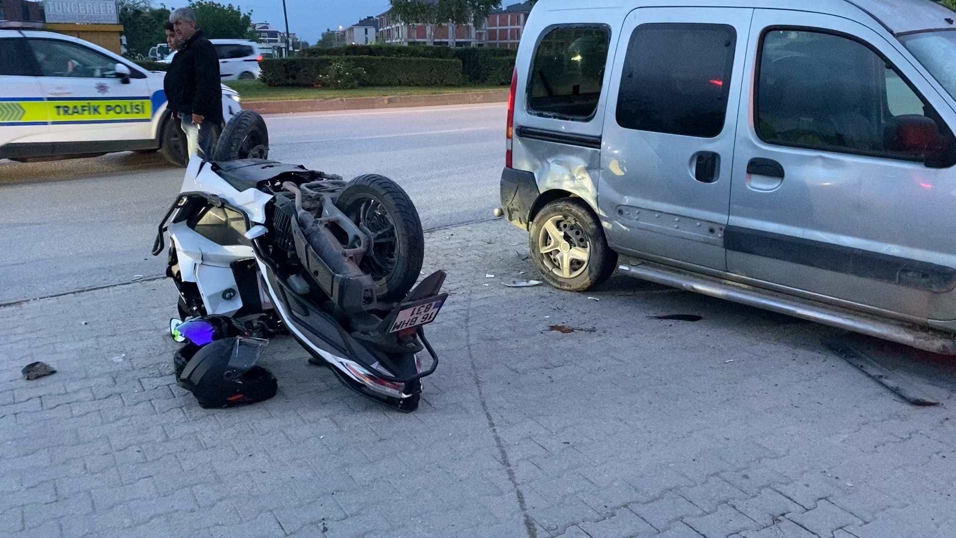Bursa'da motosiklet, hafif ticari araca çarptı: 2 yaralı