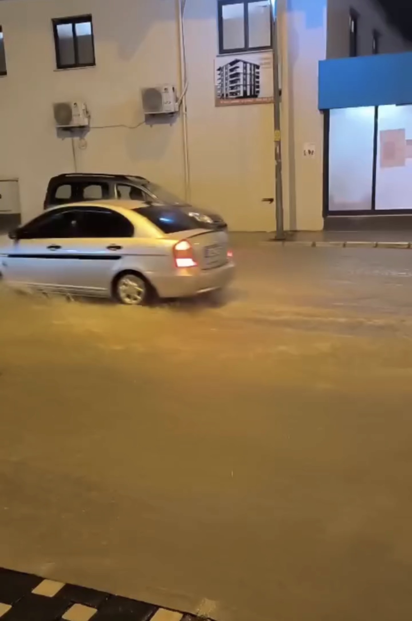 Osmaniye'de sağanak sele dönüştü, araçlar mahsur kaldı.