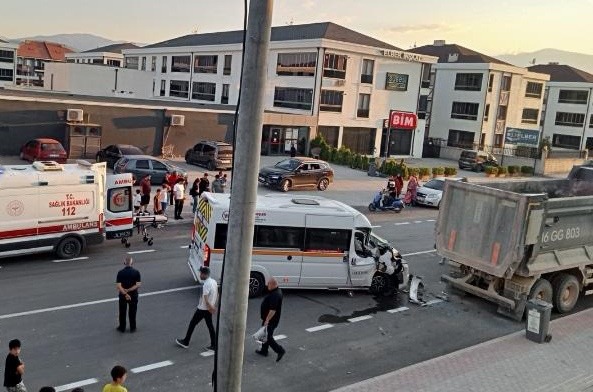 Bursa'da servis minibüsünün şoförü ağır yaralandı!