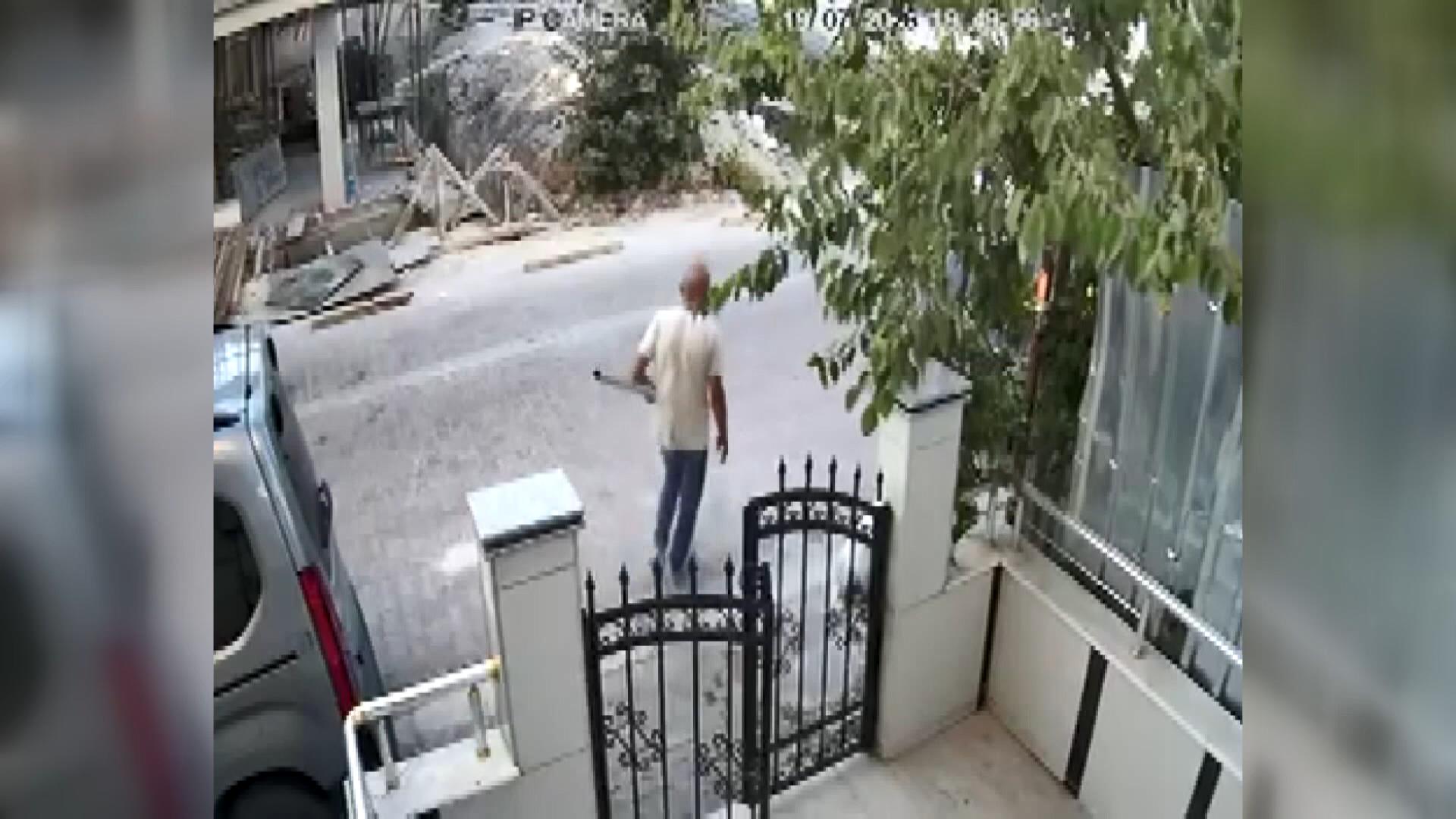 Binanın korkuluğunu söküp çaldı