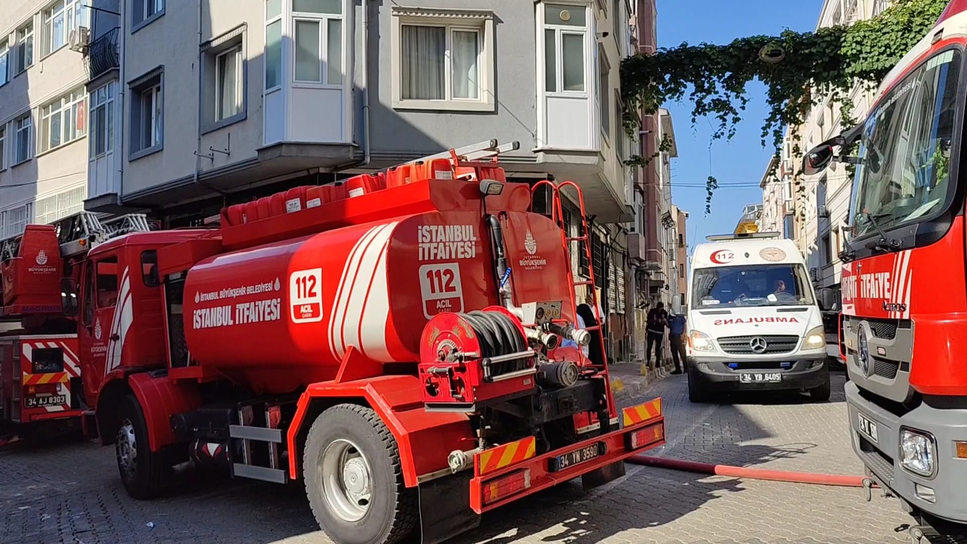 Fatih'te 3 katlı binadaki yangında mahsur kalmışlardı, kurtarıldılar