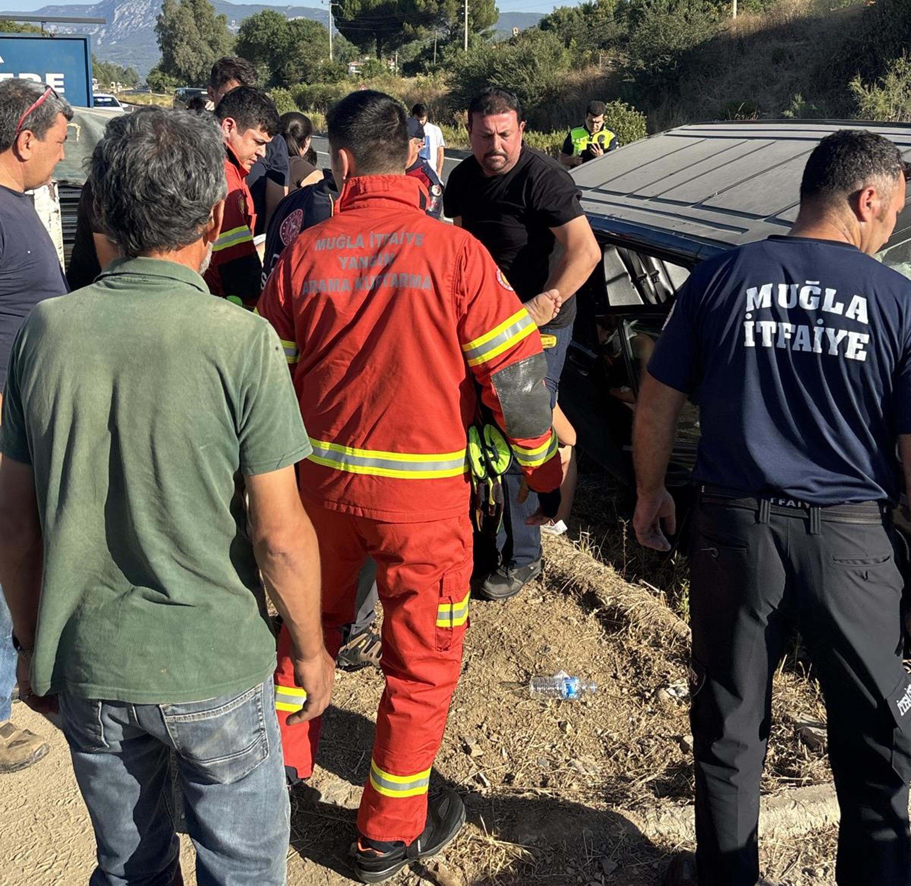 Muğla'da Minibüs Şarampole Devrildi